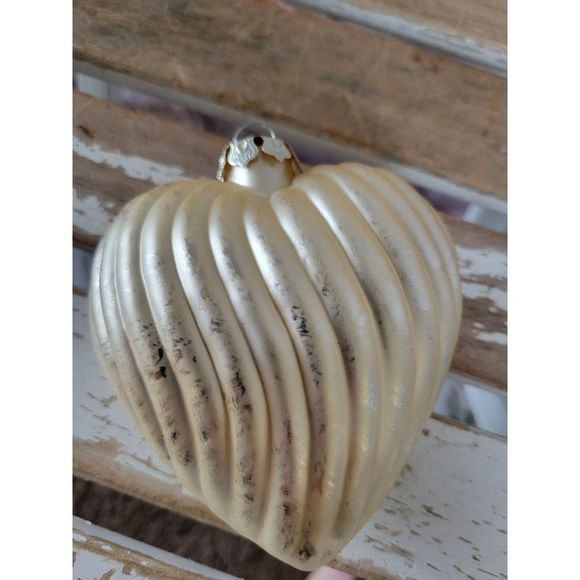 Fancy white ripple heart glass ornament Xmas tree - Picture 1 of 7